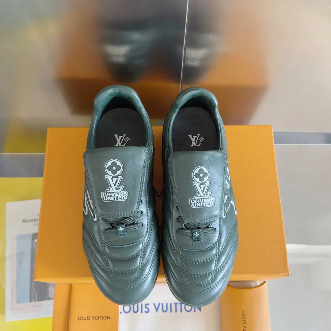 Top version: Couple model 640💰 LV Louis Vuitton L house Donkey brand latest Footprint series Couple model football sneakers casual running shoes original purchase development and production This Footprint Soccer sneaker was unveiled in the 2025 spring and summer series fashion show. It is the first sneaker designed by Pharrell Williams inspired by football shoes. The shoes are inspired by football, a sport that spans generations and cultures, echoing the 2025 spring and summer series fashion show's theme of unity and universal participation. The shoe is famous for its sleek design, with the dynamic IV Initials logo embellished on the side, the tongue embellished with the Lvers United badge inspired by the football team, and the foot pattern rubber sole decorated with multiple Louis Vuitton logos. Exquisitely packaged at the delivery counter🛍📦 ▪️Material: Original imported first-layer cowhide ▪️Lining: Original custom-made soft sheepskin lining ▪️Sole: Original open-molded two-color TPU combination sole ▪️Sole thickness: 3.5CM ▪️Size: Women’s 35-41 / Men’s 39-45
